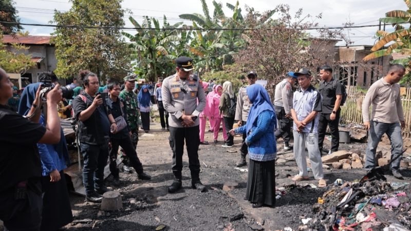Kapolres Gowa dan Ketua Bhayangkari Serahkan Bantuan Sosial kepada Korban Kebakaran di Barombong