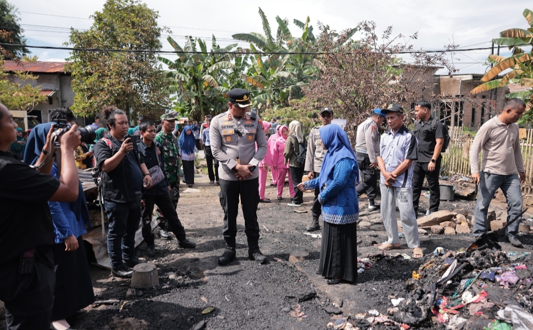 Kapolres Gowa dan Ketua Bhayangkari Serahkan Bantuan Sosial kepada Korban Kebakaran di Barombong