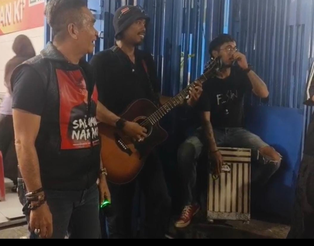 Nyanyi Salimu Naraka, Pengamen di Sungai Cerekang Makassar Kaget Didatangi Udhin Leader Bersama Pihak Manajemennya