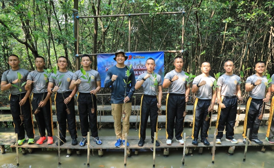 Taruna Bhayangkara Hijaukan Negeri Lewat Aksi Penanaman 100 Pohon Bakau di Jakarta Utara