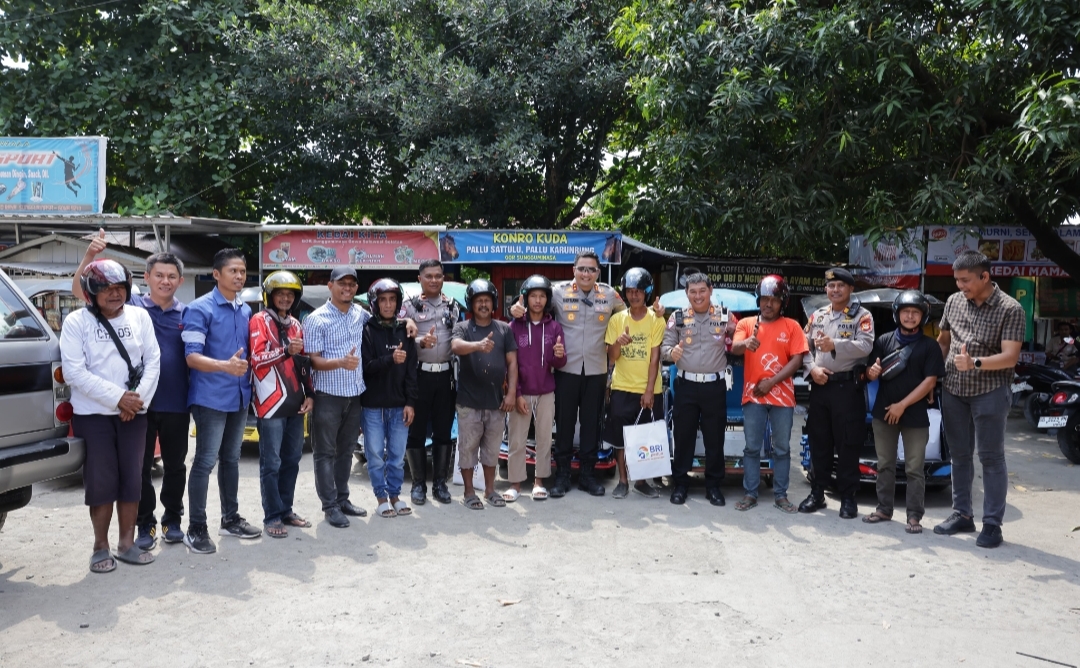 Kapolres Gowa Gelar Makan Siang Bersama Tukang Bentor yang Biasa di GOR Sungguminasa