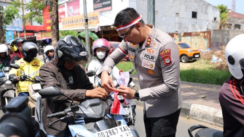 Secara Serentak Bag, Sat, Si serta Jajaran Polsek seluruh Polres Gowa Gelar Pembagian Bendera Merah Putih Kepada Warga