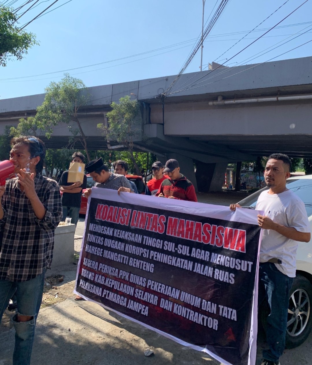 Aksi Koalisi Lintas Mahasiswa Desak Kejati Sulsel: Dalam Dugaan Korupsi Peningkatan Jalan Ruas Marege Mangatti Benteng Kabupaten Kepulauan Selayar