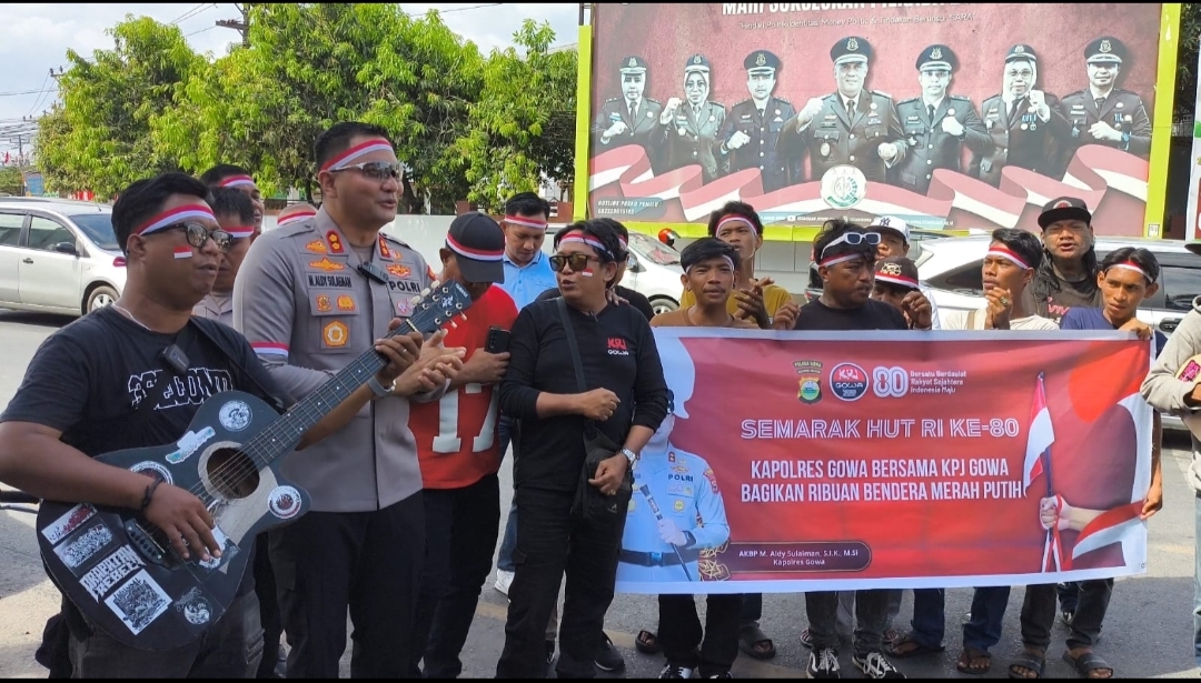 Sambil Bernyanyi Polres Gowa Bareng KPJ Bagikan 1000 Bendera Merah Putih ke Pengendara Jalanan