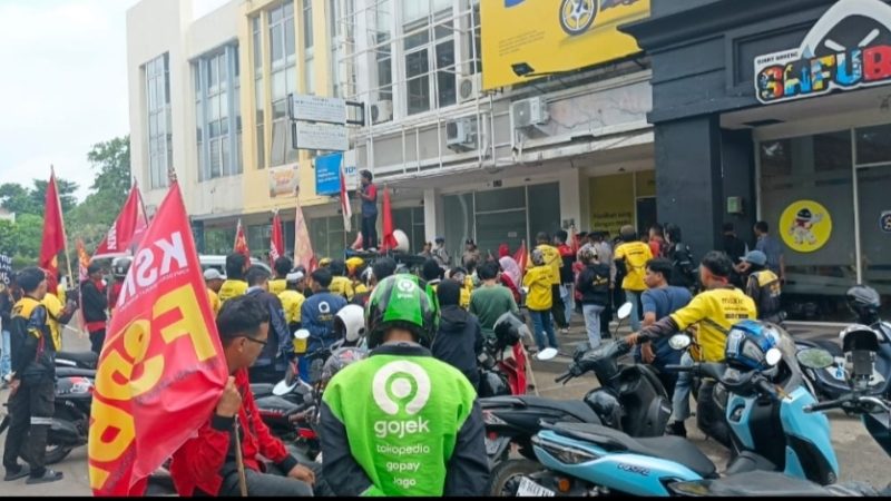 Aksi Unjuk Rasa Amarah Rakyat Bersatu dan Serikat Pekerja Driver Maxim Nusantara