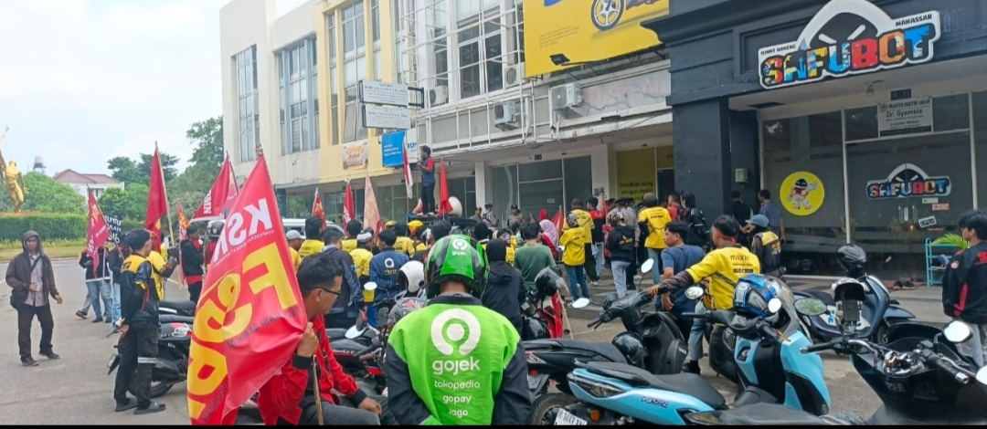 Aksi Unjuk Rasa Amarah Rakyat Bersatu dan Serikat Pekerja Driver Maxim Nusantara