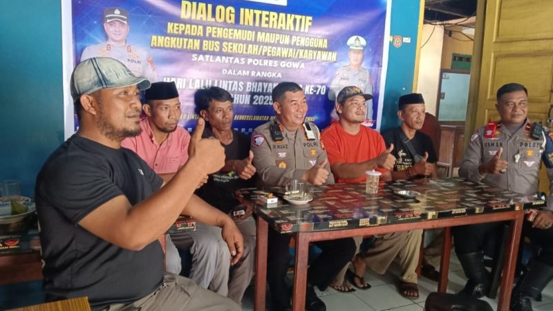 Sopir Bus Angkutan Anak Sekolah Bersama Kasat Lantas Gowa Ngopi Bareng: “Sekalian Memberikan Edukasi Alternatif”