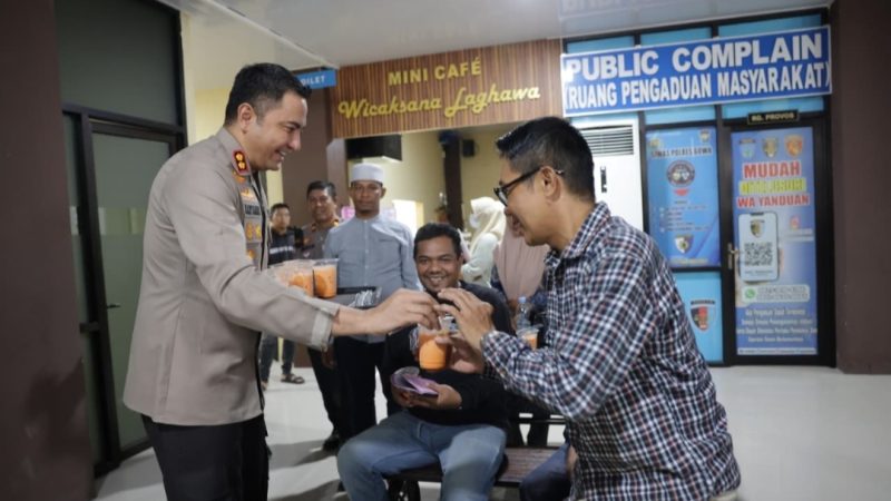 Kapolres Gowa Tinjau Pelayanan SKCK, Bagikan Minuman dan Makanan Gratis untuk Pemohon