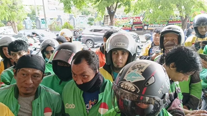 Dihari Ulang Tahun Ke-17 “Raja Wangi Makassar” Bagikan Parfum Sebanyak 2.500 Botol Secara Gratis