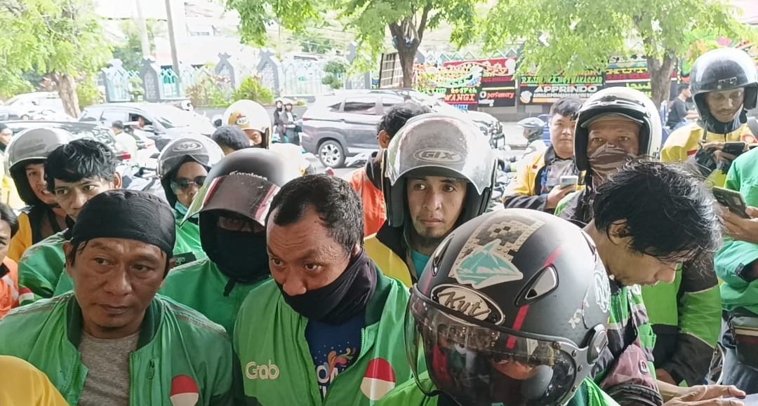 Dihari Ulang Tahun Ke-17 “Raja Wangi Makassar” Bagikan Parfum Sebanyak 2.500 Botol Secara Gratis