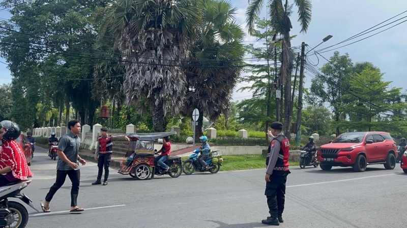 Unit Turjawali Polres Gowa Melayani dan Menjaga Perjalanan Pagi Warga
