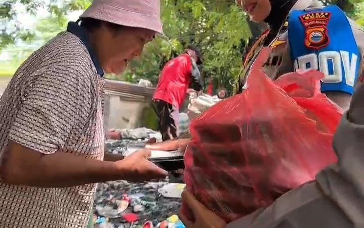 Bukan Sekadar Nasi Kotak, Polwan PSM Polres Gowa Antar Kepedulian untuk Para Pemulung