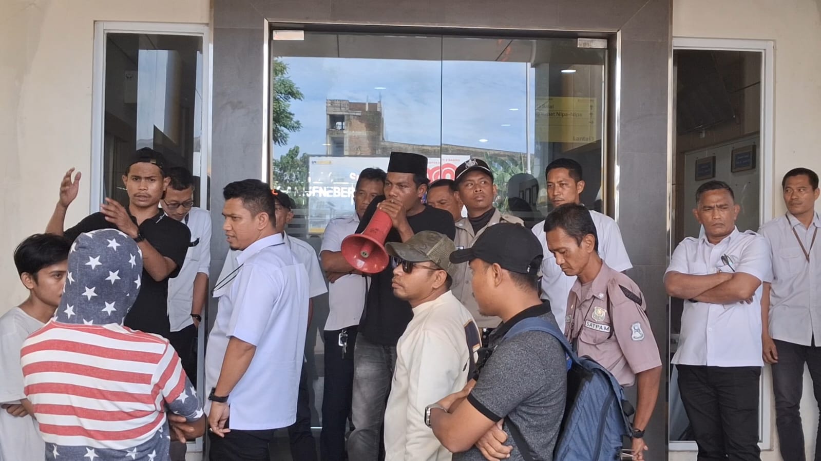 Aksi Koalisi Lintas Mahasiswa di Balai Pompengan Jeneberang Sempat Ricuh,Diduga Pengerjaan yang Asal-Asalan