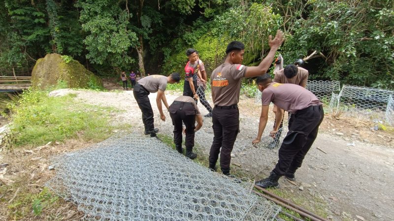 Brimob Polda Sulsel Bangun Jembatan Darurat di Kab. Barru, Bantu Akses Masyarakat