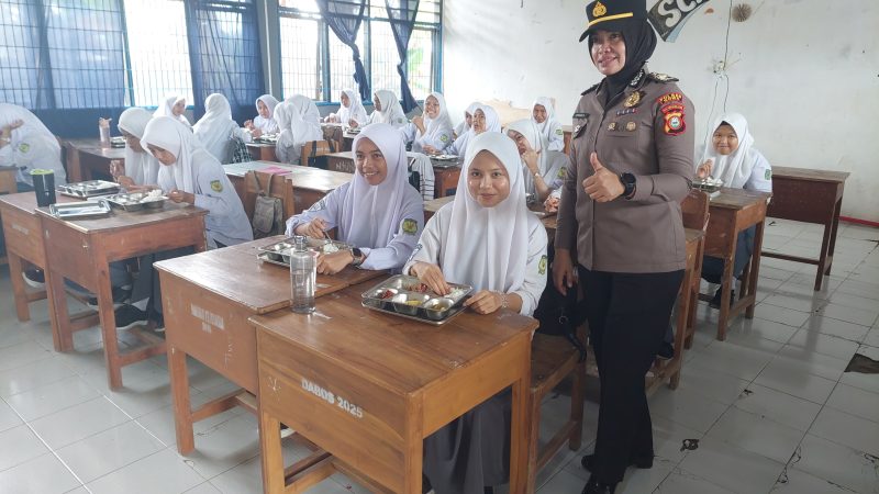 Sentuhan Polwan untuk Generasi Sehat, PSM Polres Gowa Pantau MBG di SMA 19 Gowa