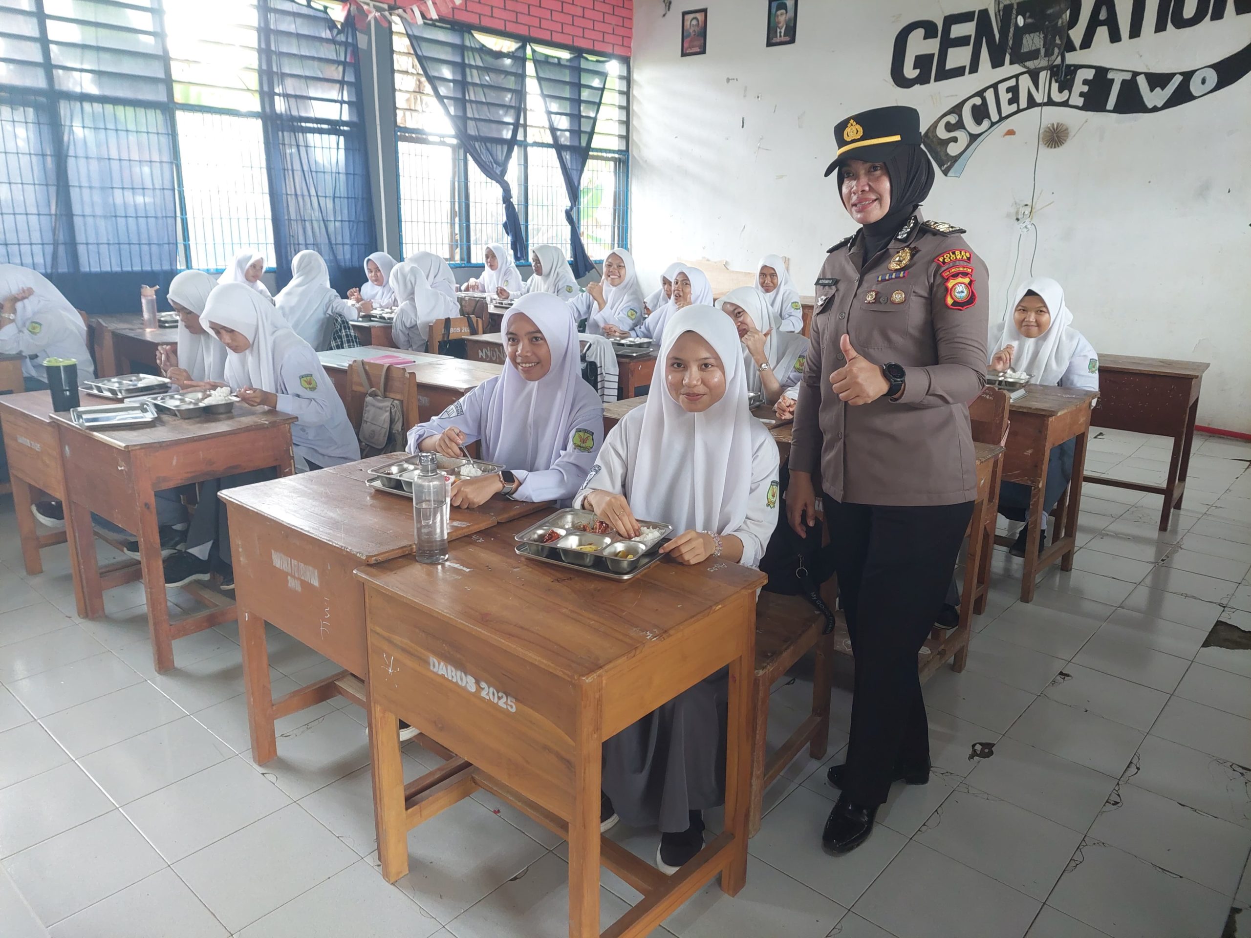 Sentuhan Polwan untuk Generasi Sehat, PSM Polres Gowa Pantau MBG di SMA 19 Gowa