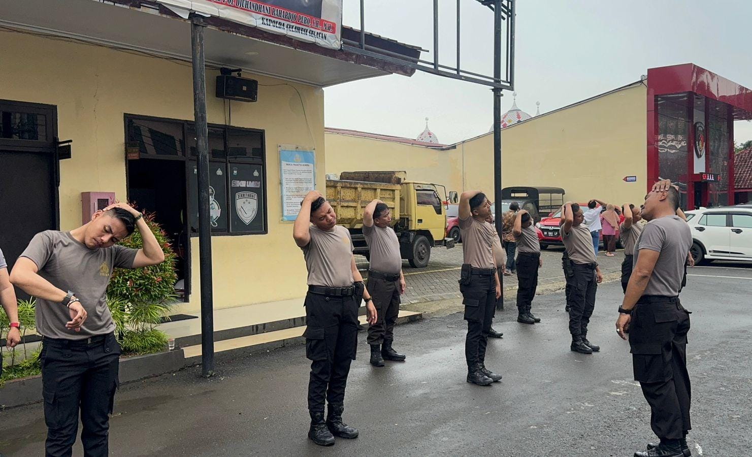 Sehat Bersama, Personel Satsamapta Polres Gowa Awali Tugas dengan Olahraga Rutin