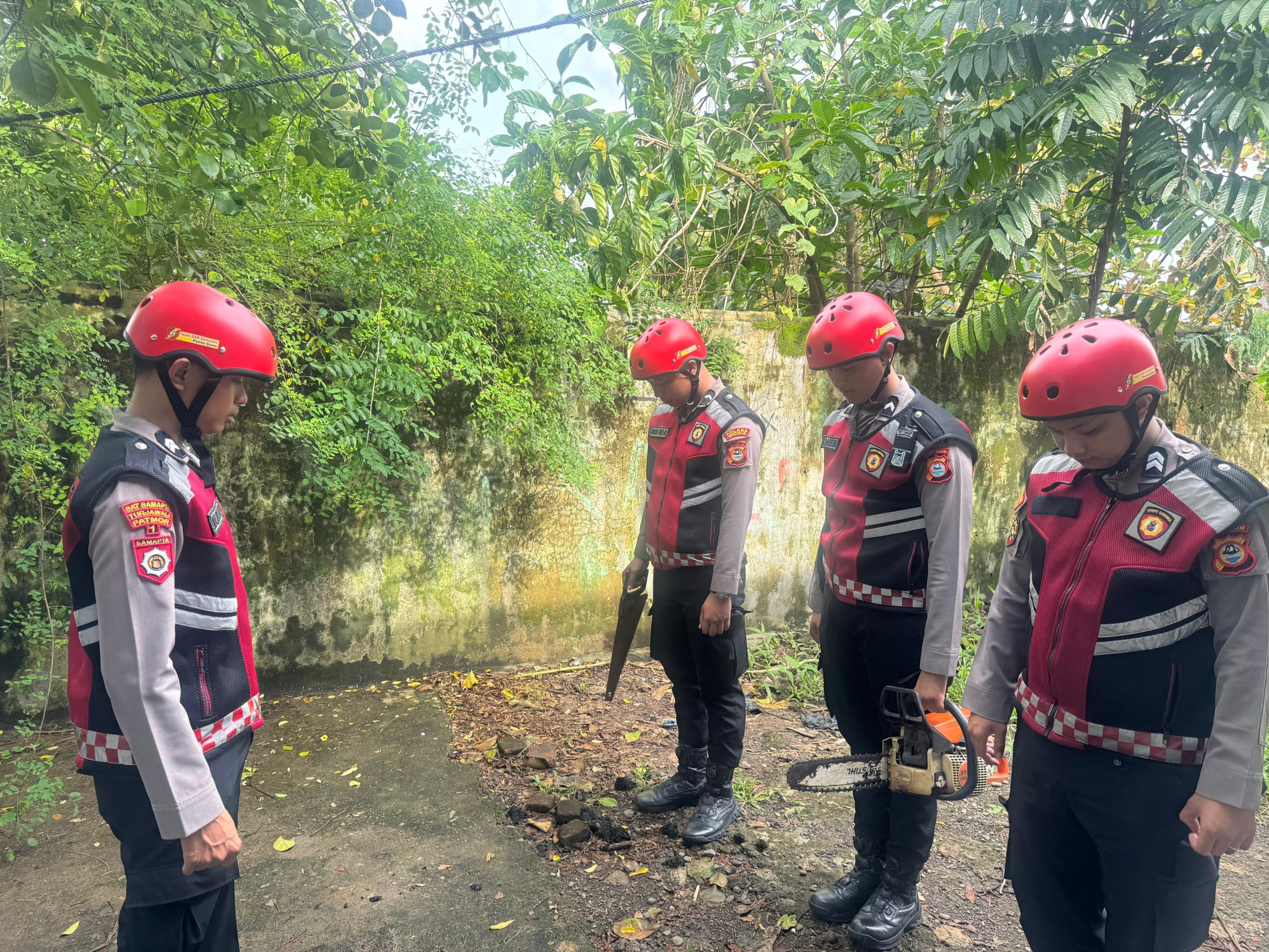 Cuaca Buruk Sebabkan Pohon Tumbang, Perintis Presisi Polres Gowa Lakukan Evakuasi