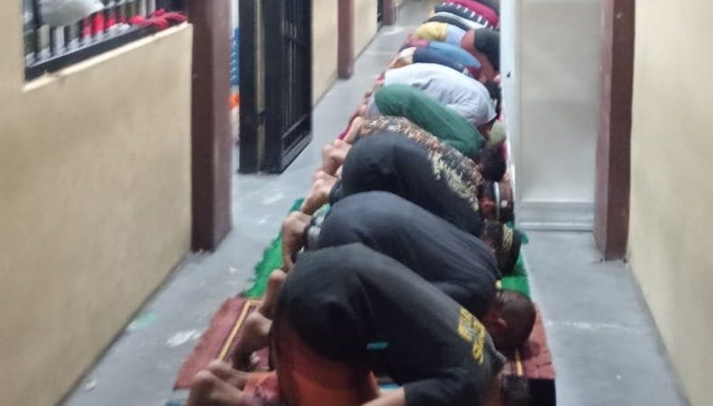 Jeruji Tak Membatasi Iman: Tahanan Polres Gowa Khusyuk Menunaikan Shalat Dzuhur Berjamaah